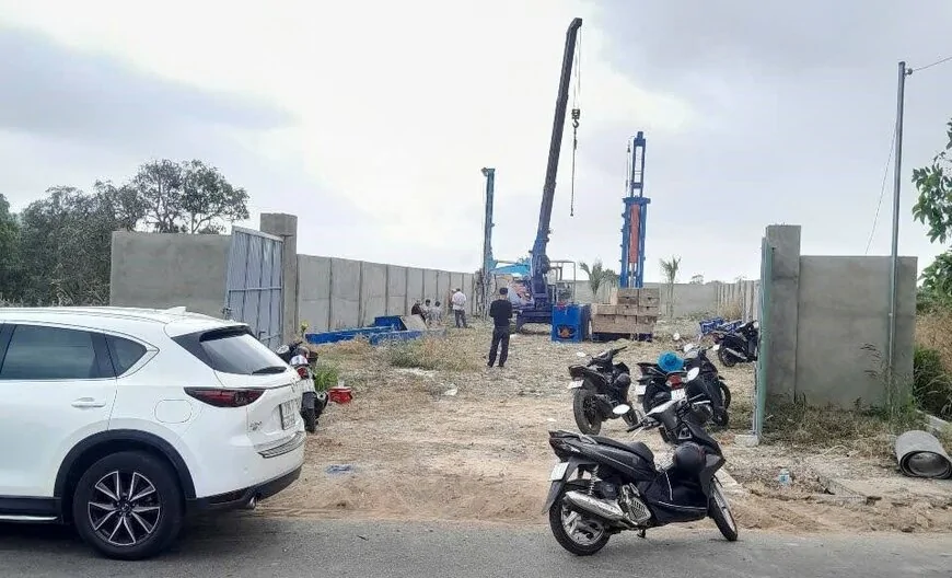 Ép cọc bê tông robot