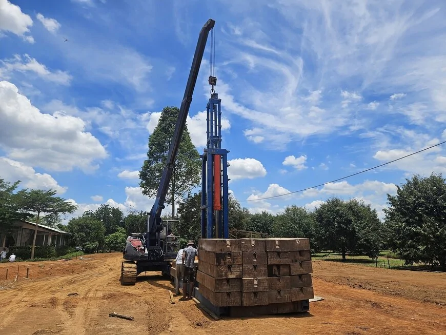 Tiến hành ép cọc bê tông thử nghiệm