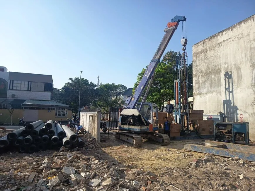 Ép cọc bê tông nhà dân