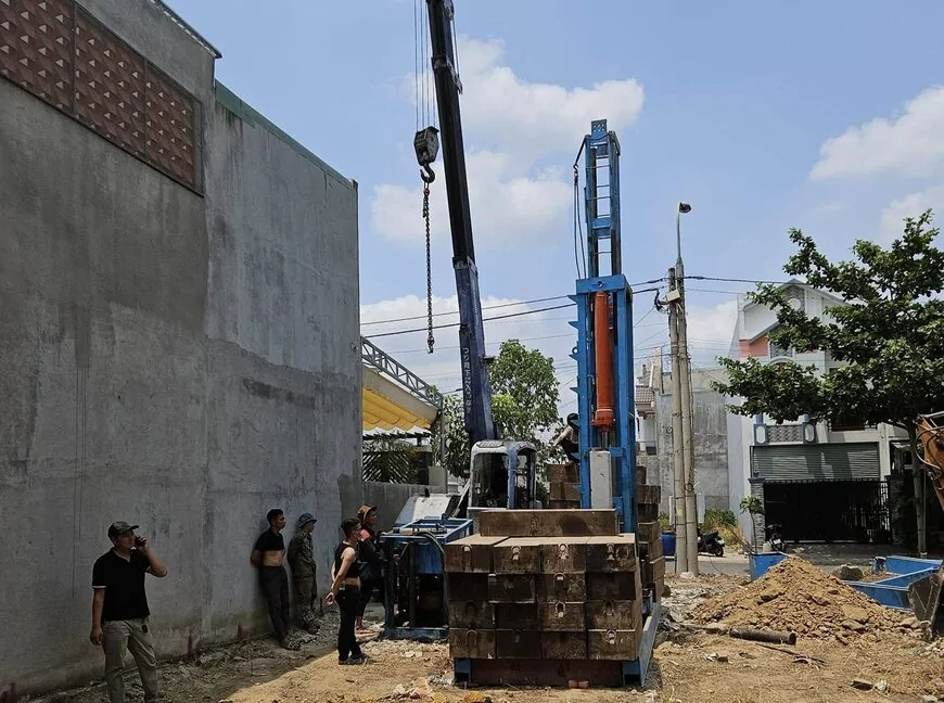 Ép cọc bê tông nền móng nhà cấp 4