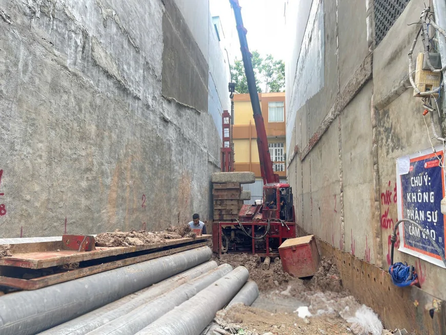 Nhà phố liền kề sát vách trong hẻm nhỏ dễ bị ảnh hưởng khi ép cọc bê tông