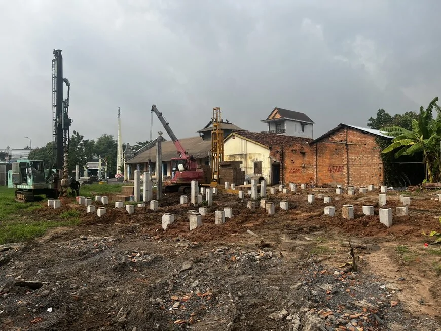 Kiểm tra vị trí thi công ép cọc bê tông
